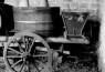 Traggeschirr: Zuber u. Traubenmühle auf dem Traggerüst des Lesewagens