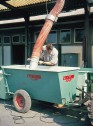 Absaugen der gelesenen Trauben aus dem Traubenwagen, der im Weinberg durch die Gassen fahren konnte