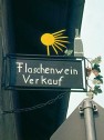 Hinweisschild auf Flaschenwein-Verkauf 