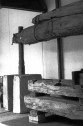 oberer Pressbaum der Baumpresse mit Spindel u. Gewichtssteinen