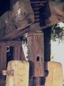zur Druckverstärkung unten an der Spindel angebrachte Gewichte