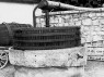 Stahlspindelpresse mit rundem Pressbett, Auslaufrohr, rundem Presskorb u.  einer Stange zum Drehen der Spindel 